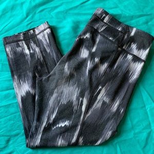 Women’s Under Armour cropped leggings, medium